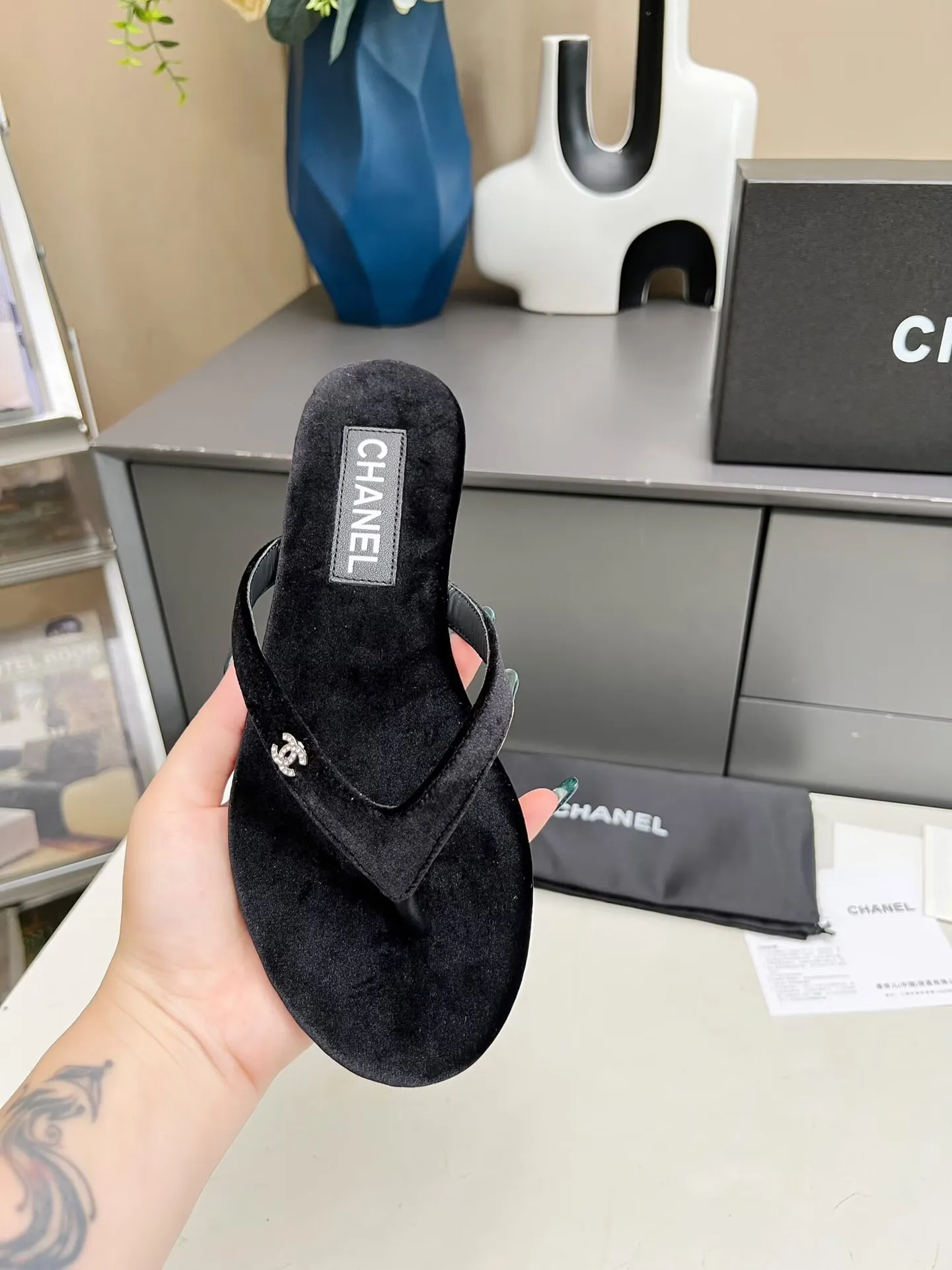 👟👟Ex-factory price 380👟👟 Chanel new spring and summer genuine leather outsole flip-flops✅ I was really moved by this shoe when I first saw it💓 I liked it at first sight [surprised], 😊 and it has Chanel’s classic diamond logo💎 Fabric: imported cowhide 🐂 Denim, velvet Lining: cow lining Color: black Code number: 35-41 (41 can be customized and non-returnable) Outsole: Made of genuine leather outsole Packaging: with card, cloth bag